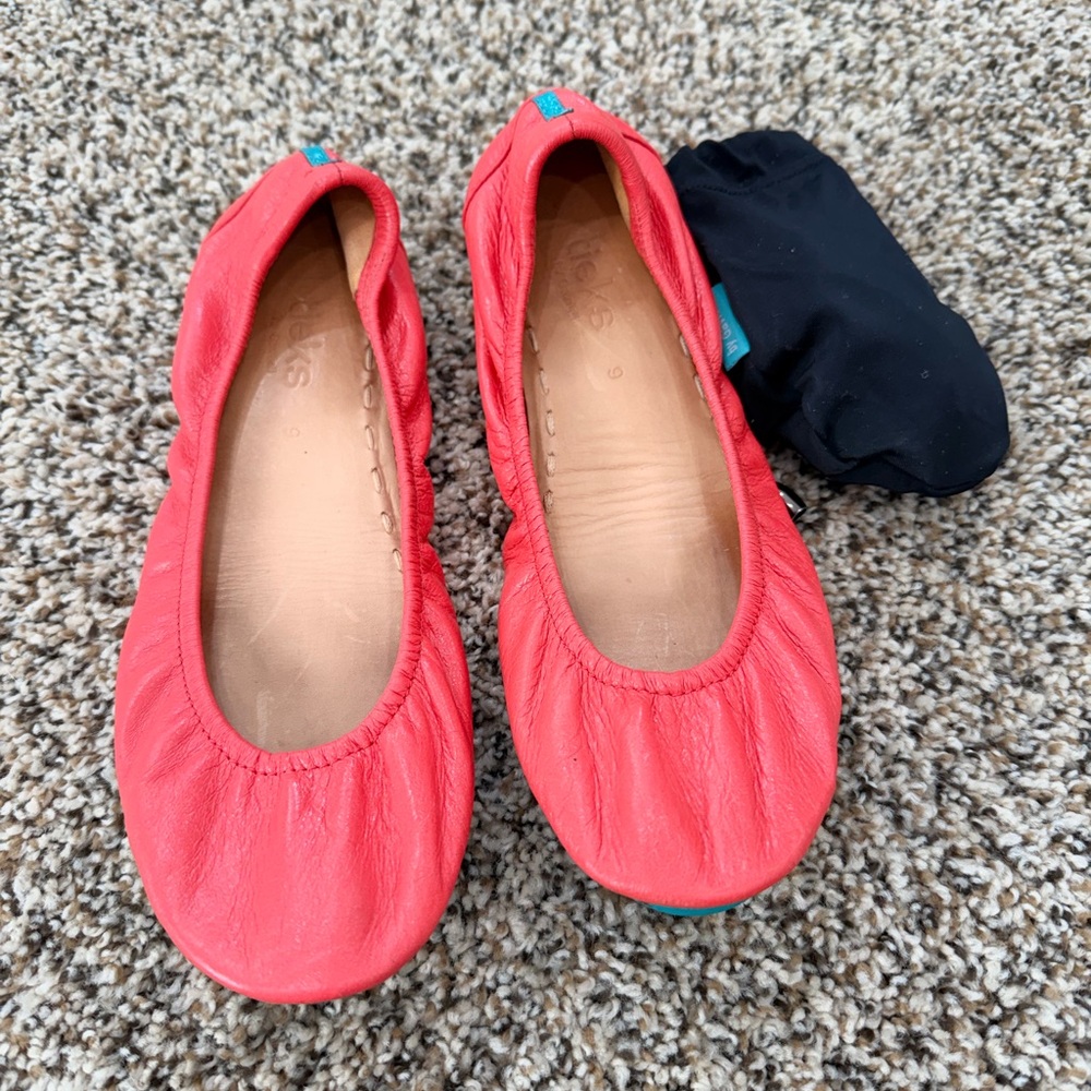 Stylish Poppy color Tieks